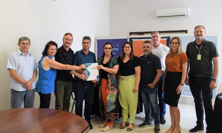 Entrega formal do documento de formalização de demanda pela criação do Curso Superior de Tecnologia em Mecatrônica a reitora do IFFar, Nidia Heringer.JPG