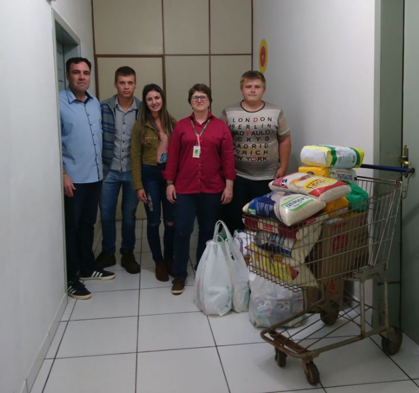 Alunos do Agronegócio entregando doações no hospital