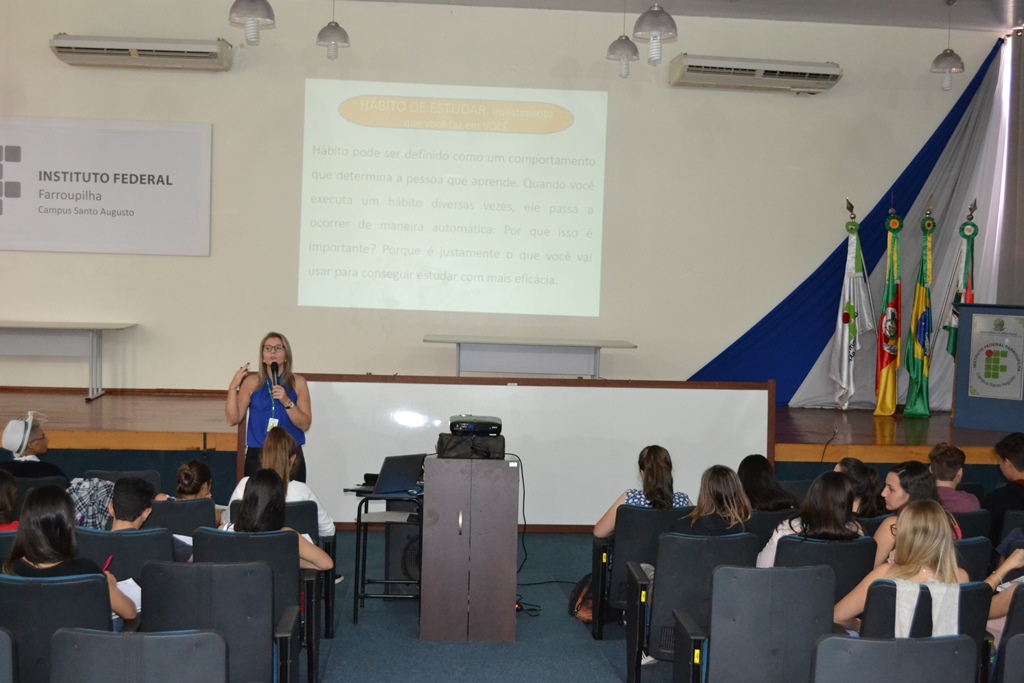 Beatris apresentando o projeto aos alunos