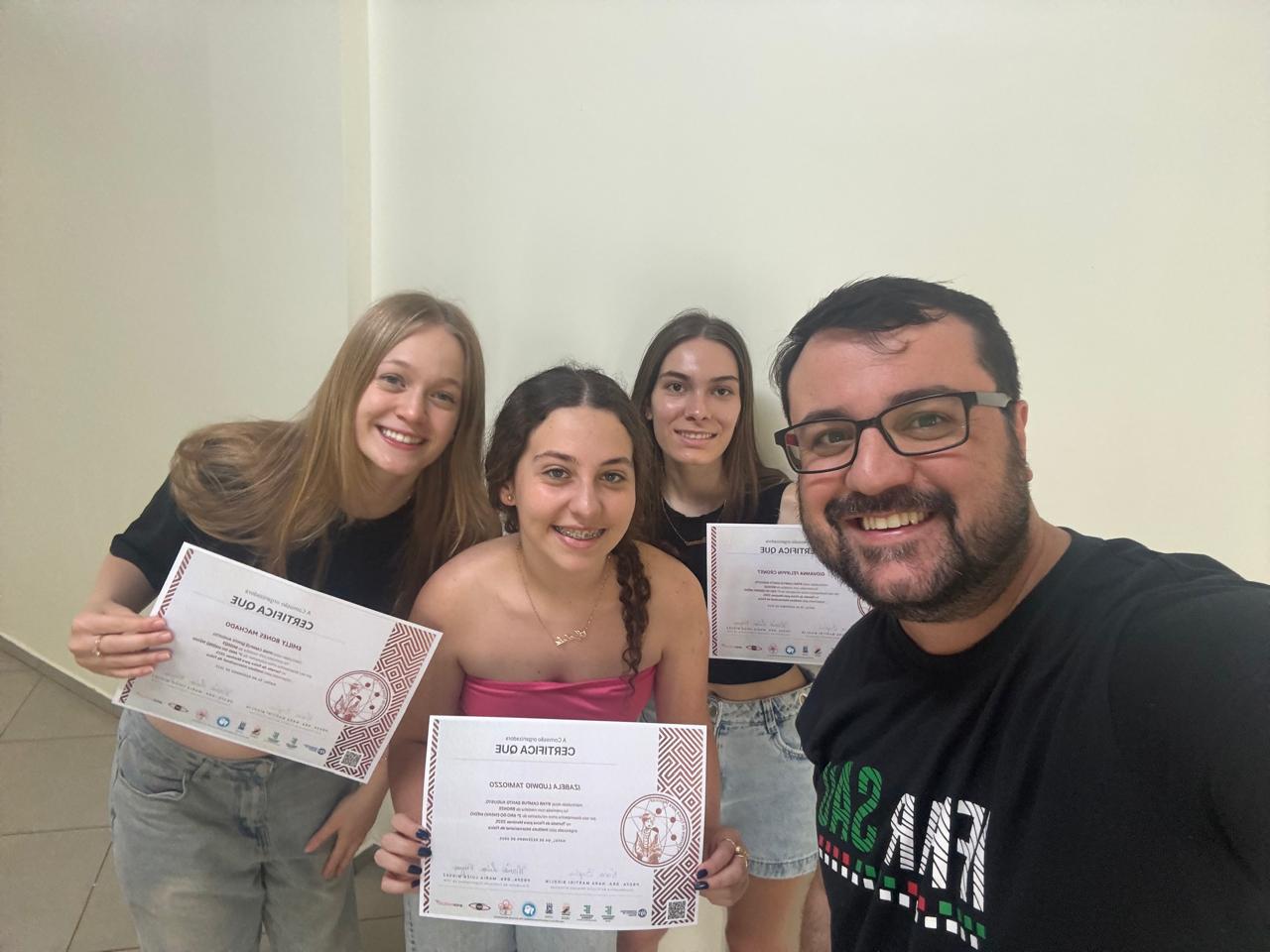 Estudantes com o professor Eduardo