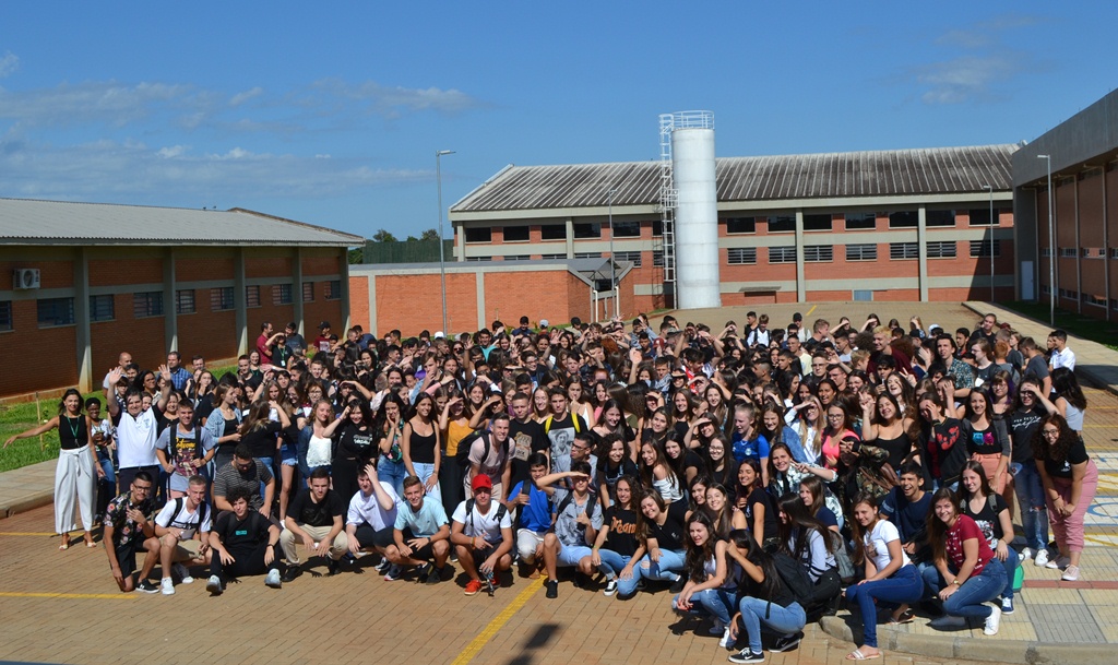 Estudantes dos cursos técnicos reunidos para a foto oficial