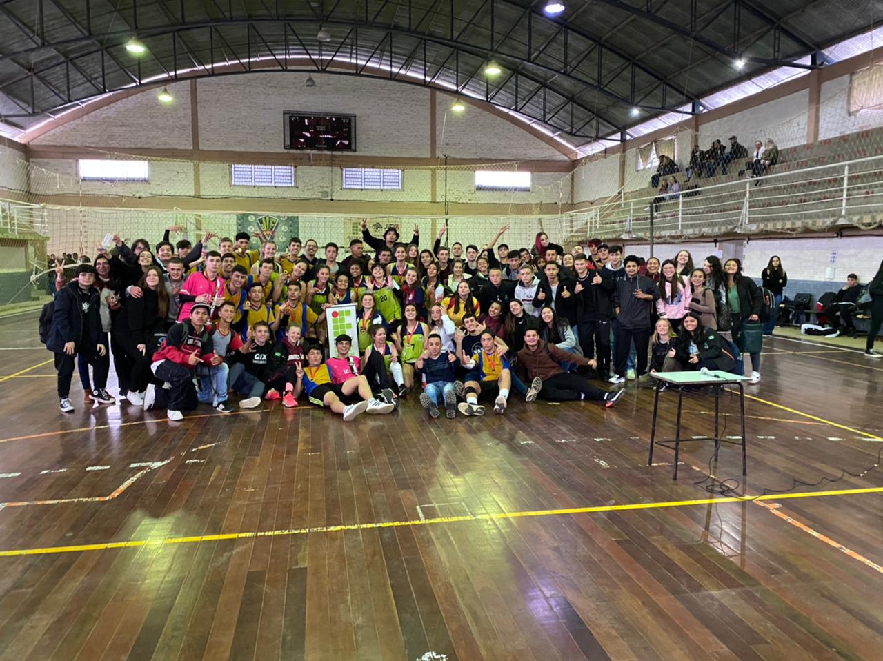 FEEMG - ⚽️🏆#conheçaafeemg Realizados pela FEEMG, os Campeonatos  Metropolitanos Escolares reúnem 280 equipes e cerca de 4.000 alunos-atletas  das escolas filiadas de BH e da Região Metropolitana. Na foto, as equipes do