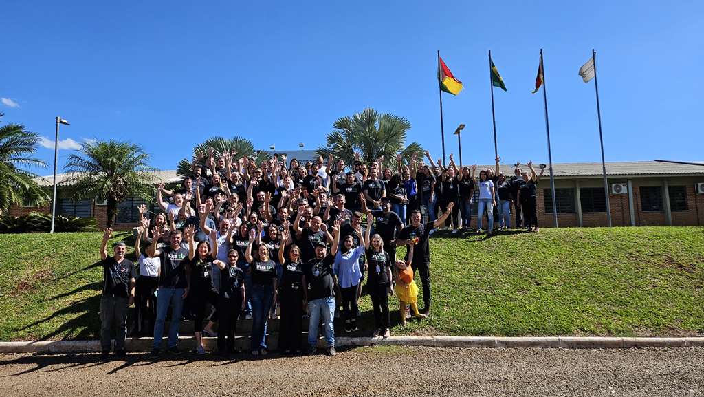 Servidores em frente ao campus para a foto oficial dos 17 anos