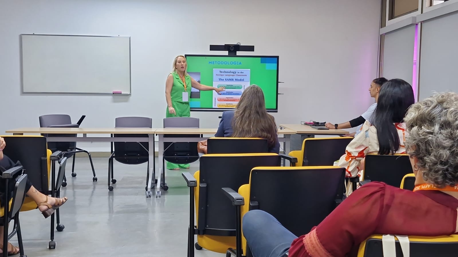 Tamara apresentando trabalho