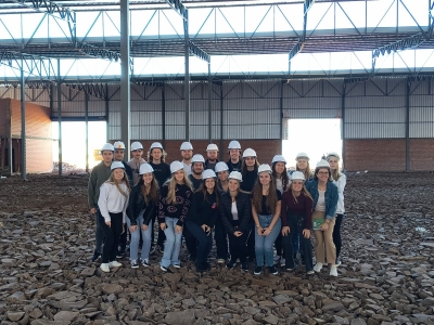 Curso de Bacharelado em Arquitetura e Urbanismo participa de uma visita técnica à obra do pavilhão da empresa Polistar Brasil