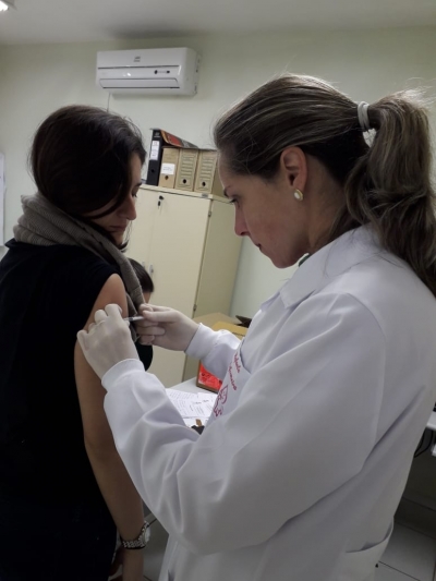 Pré-exposição de vacinas contra a raiva com o curso de Medicina Veterinária 