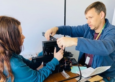 Labmaker do campus auxilia escola de São Pedro do Sul na instalação de impressora 3D