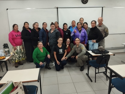 Curso Mulheres Mil recebe Brigada Militar para diálogo sobre enfrentamento à violência doméstica